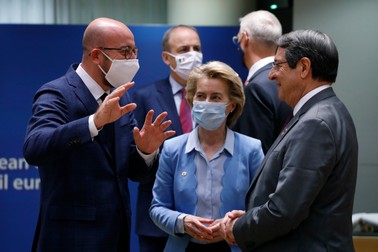 Nicos Anastasiades discută cu președintele Consiliului European, Charles Michel, și președinta Comisiei Europene, Ursula Von der Leyen, dar fără mască