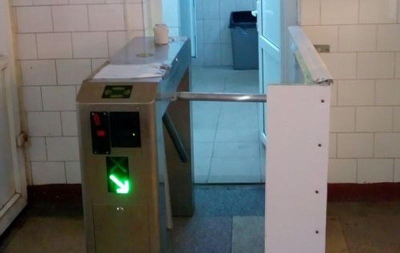 FOTO VIRAL | Aparat de taxat ca la metrou la un WC dintr-o piață din Brăila
