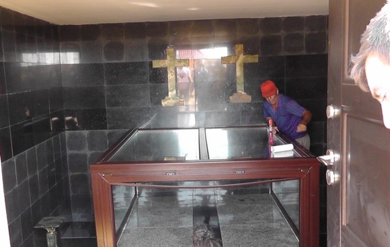 Dan Finuţu are cavou cât o garsonieră cu masă, fotolii, scaune şi covoare