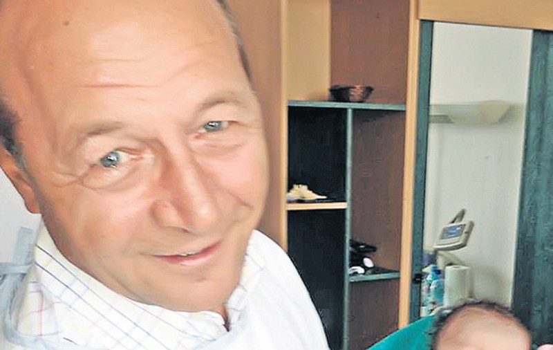 Bunicul Băsescu e topit după nepoţică