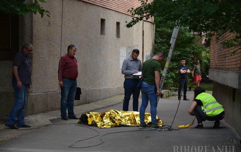 Un alpinist utilitar din Oradea a murit, după ce a căzut de la etajul 10 al unui bloc (VIDEO)