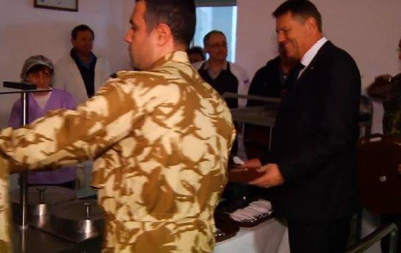 Iohannis a mâncat fasole la popotă cu militarii | VIDEO
