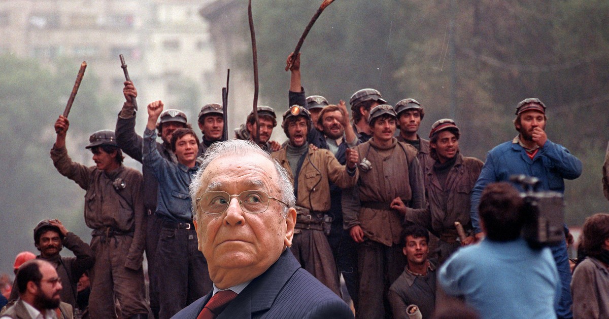 Ion Iliescu și un grup de mineri care au luat parte la prima Mineriadă