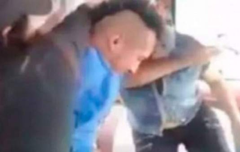 Un hoț care a urcat într-un autobuz să jefuiască pasagerii a dat nas în nas cu mama lui. Reacția incredibilă a femeii când a văzut ce făcea fiul ei