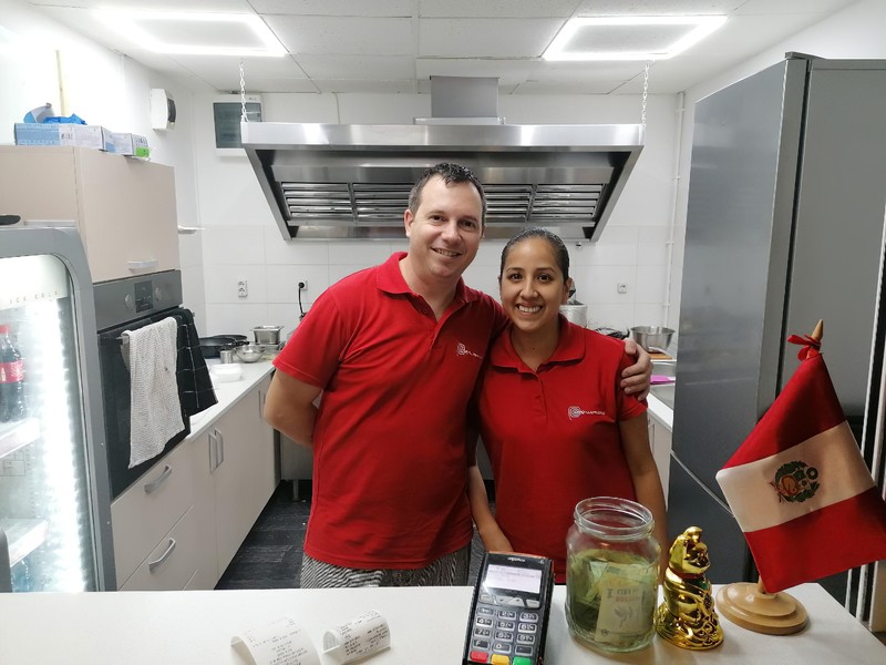 Ovidiu și Liz în bucătăria restaurantului lor