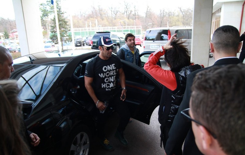 Fostul iubit al IULIEI VÂNTUR, SALMAN KHAN, în ROMÂNIA! Uite ce A FĂCUT în primele ore de la SOSIRE! FOTO