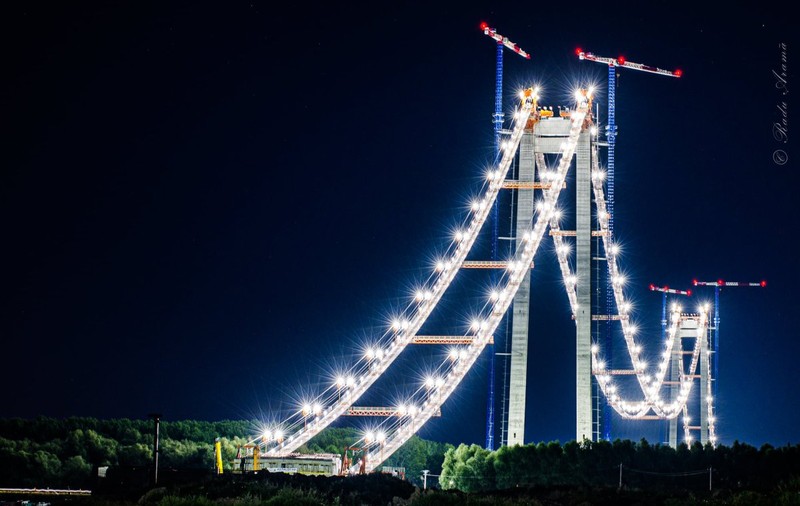 Imagini spectaculoase la Brăila. Au fost aprinse luminile de pe podul peste Dunăre