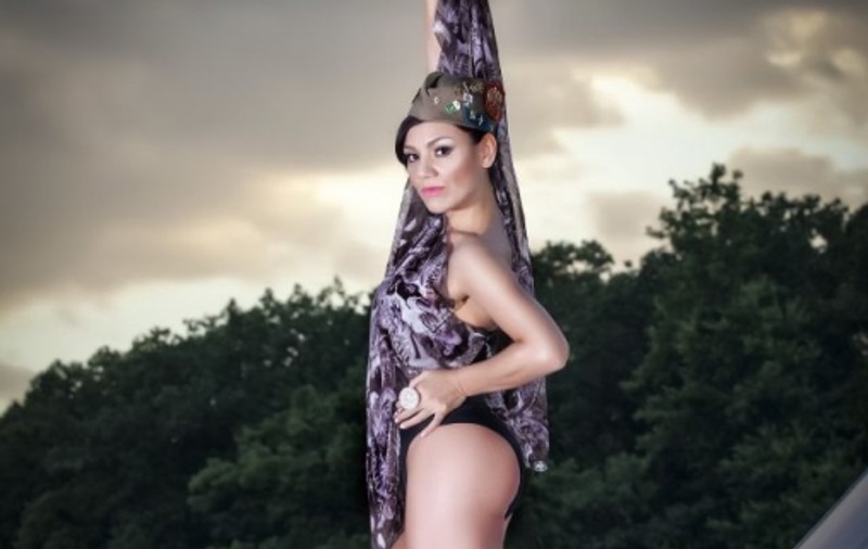 Neylini, şedinţă foto incendiară pe fostul iaht al lui Nicolae Ceauşescu! | FOTO