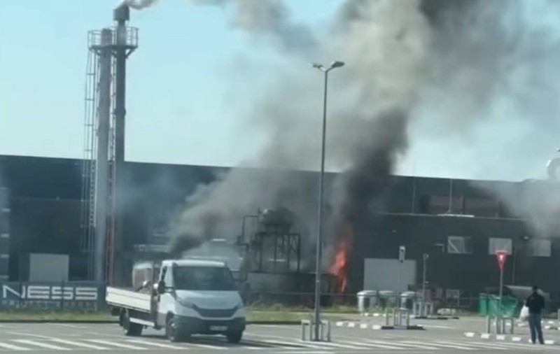 Explozie puternică la un depozit din Prahova. Un bărbat a fost rănit, pompierii încearcă să prevină o nouă deflagrație