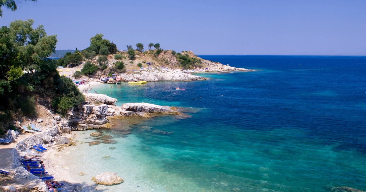 Imagine cu o plajă mică și cu apă lângă Kassiopi, Grecia
