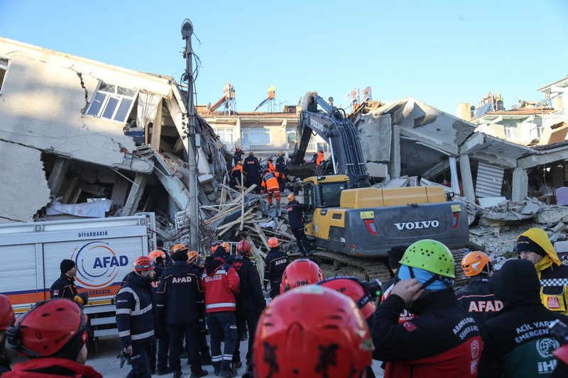 Salvatorii caută printre ruine în Elazig, Turcia FOTO: EPA
