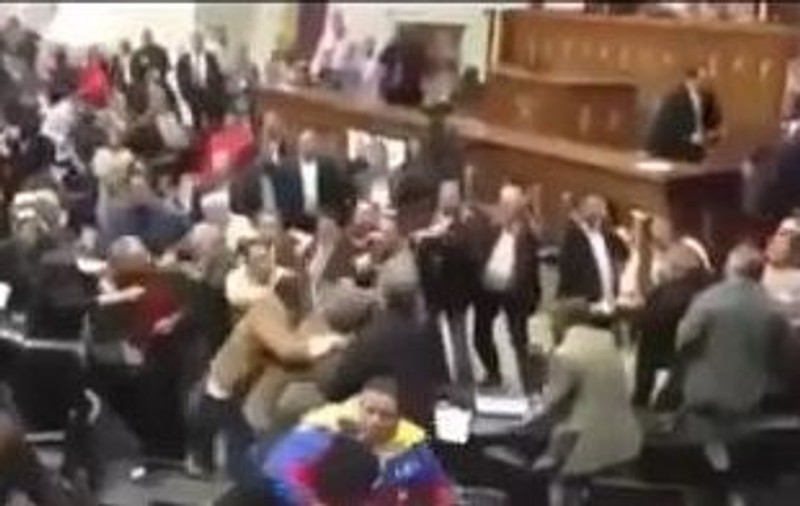 E nebunie după moartea lui Hugo Chavez! Mai mulţi politicieni s-au bătut ca chiorii în parlamentul din Venezuela | VIDEO