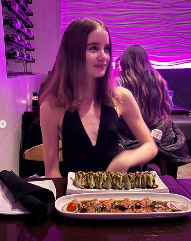 Irina Columbeanu, prima apariție la 18 ani. Îmbrăcată într-o rochie foarte decoltată și cu o geantă de zeci de mii de euro, a sărbătorit la restaurant