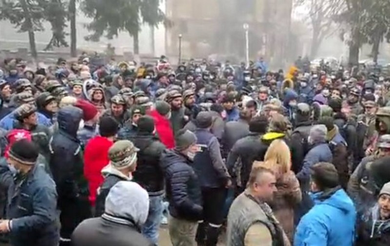 Protest în faţa Complexului Energetic Hunedoara. Minerii blocaţi în subteran la Lupeni ameninţă cu greva foamei