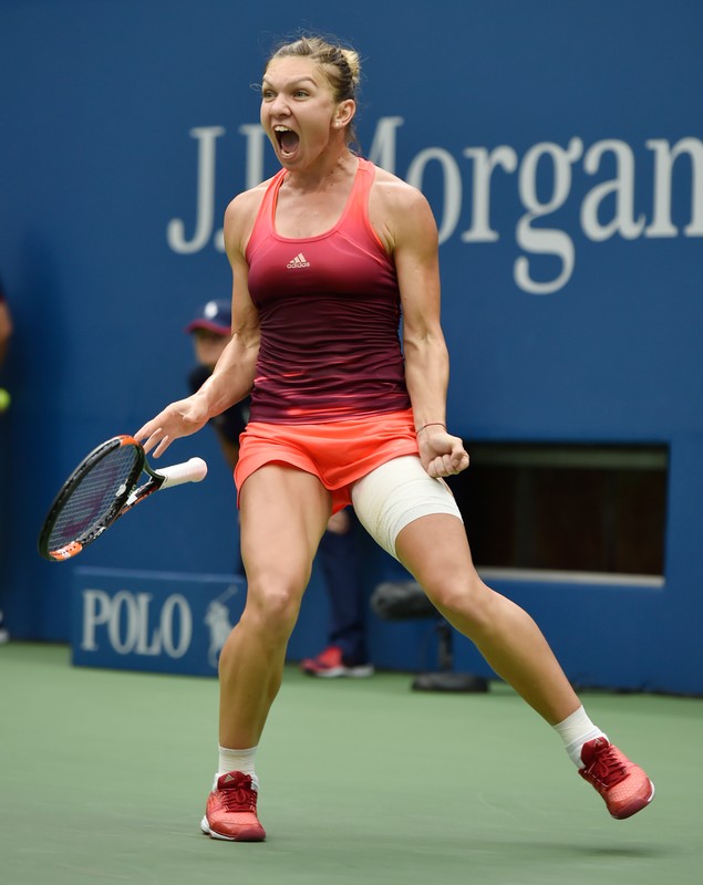Superperformanţă realizată de Simona Halep, care a învins-o pe Victoria Azarenka, în trei seturi, şi s-a calificat în semifinalele de la US Open. Românca a condus ostilităţile în primul set, l-a cedat pe cel secund, dar a fost formidabilă în decisiv. Meciul a fost întrerupt o oră în ultimul act din cauza ploii. Simona a egalat performanţa Irinei Spârlea din 1997 / LIVE BLOG & SUPERGALERIE FOTO