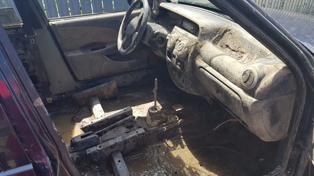 Mașina distrusă de viitură