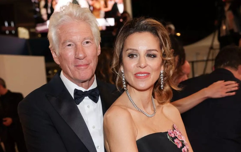 Richard Gere s-a mutat în Spania de dragul soției și spune că este mai fericit ca niciodată. „A fost foarte generoasă oferindu-mi șase ani în care a trăit în lumea mea”