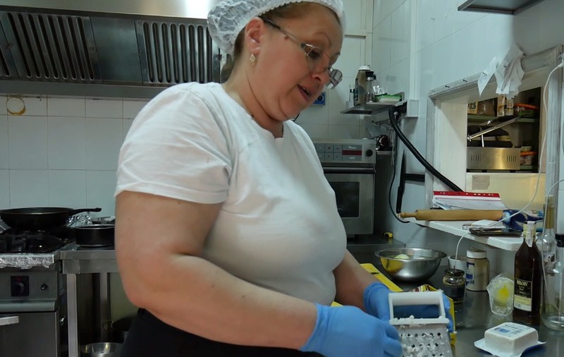 VIDEO/ De la chelner șomer la masterchef. Doamna Lili a învățat singură să facă preparate delicioase