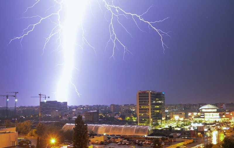 Cod portocaliu de ploi torențiale și descărcări electrice. Lista localităților lovite de fenomene meteo extreme