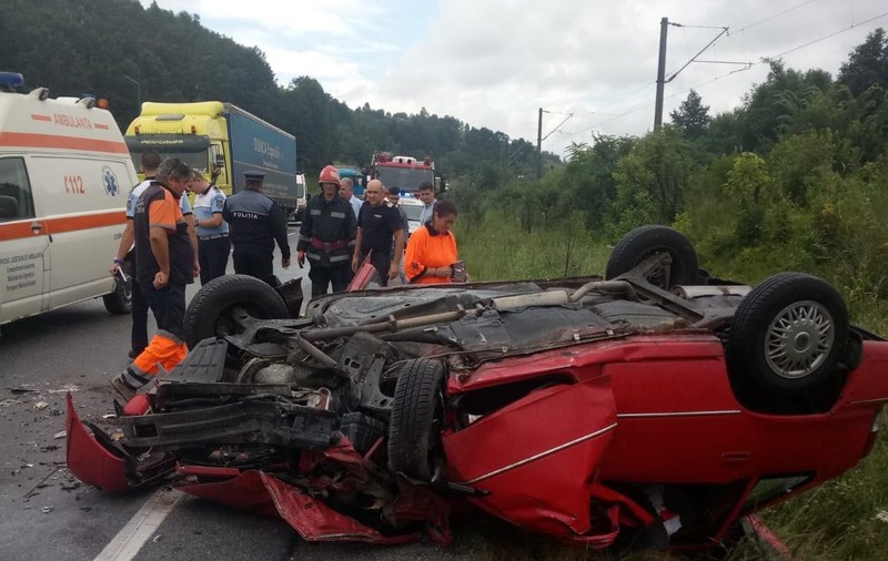 FOTO/ Accident teribil în Caraș-Severin. Un mort și un rănit grav după ciocnirea unui autoturism cu un TIR