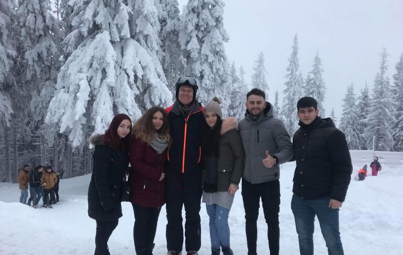 Unde și-a petrecut Iohannis ultima zi a anului. Președintele s-a fotografiat cu turiștii la schi