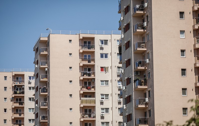 Caz șocant în Hunedoara: tânără de 18 ani, aruncată pe geam, de la etajul al treilea, de iubitul ei. Bărbatul a fost reţinut