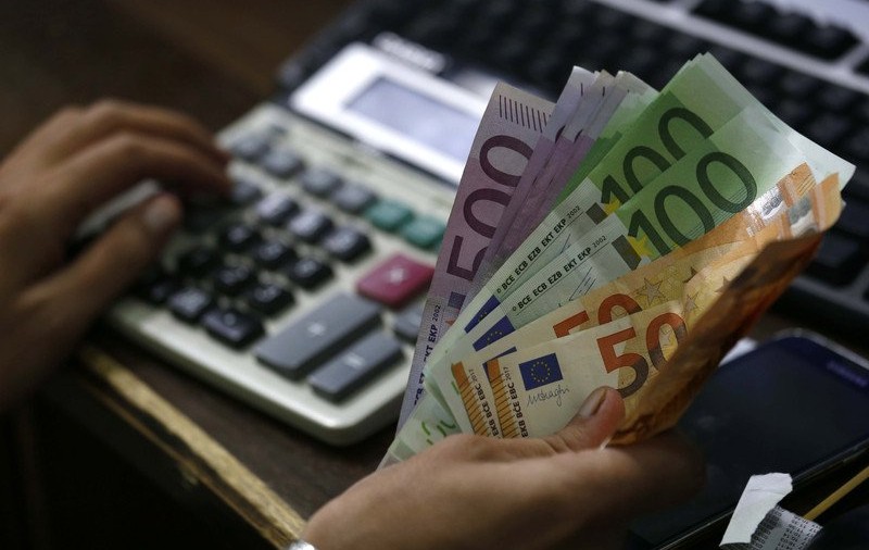 Curs valutar 25 august. Leul s-a apreciat în raport cu euro, dar a pierdut teren în fața dolarului american