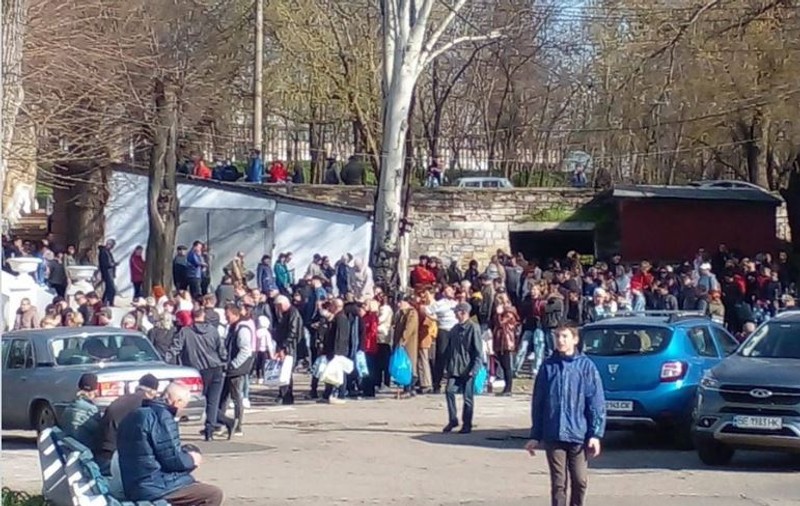 Orașul ucrainean Mikolaiv, fără apă potabilă de patru zile. Oamenii stau la cozi uriașe pentru a lua apă din râuri și izvoare