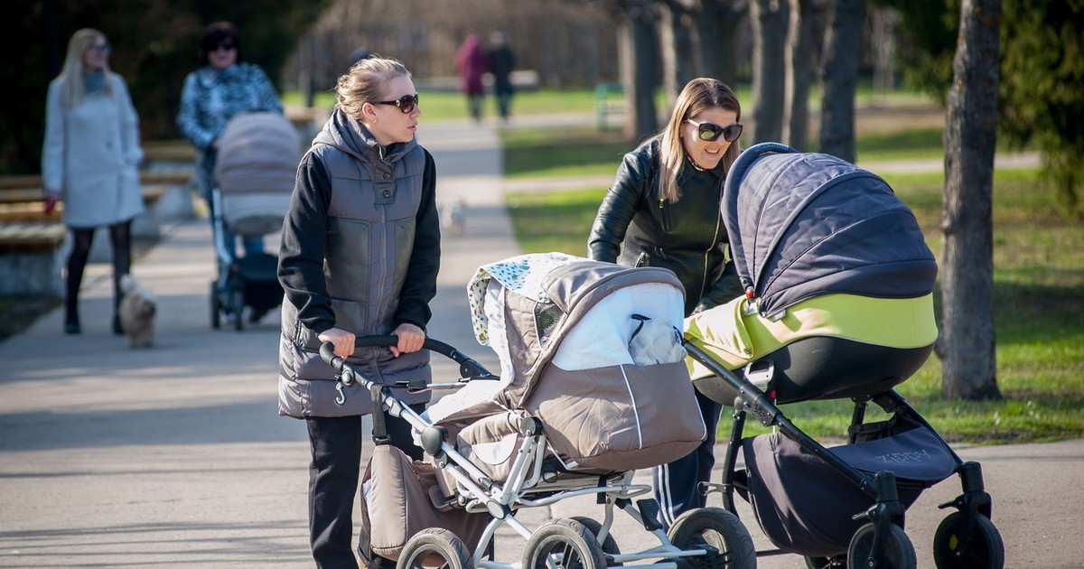 27 aprilie 2019: Tinere mămici într-un parc din orașul rusesc Tambov. Imagine cu caracter ilustrativ Foto: Profimedia