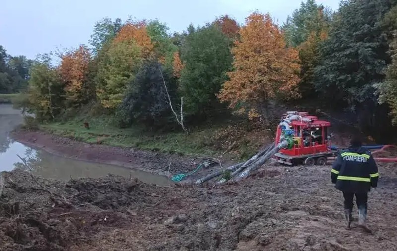 Pompierii continuă evacuarea apei din Tăul Mare-Roșia Montană. Sunt folosite doar 3 pompe, din cauza riscului de inundații în aval