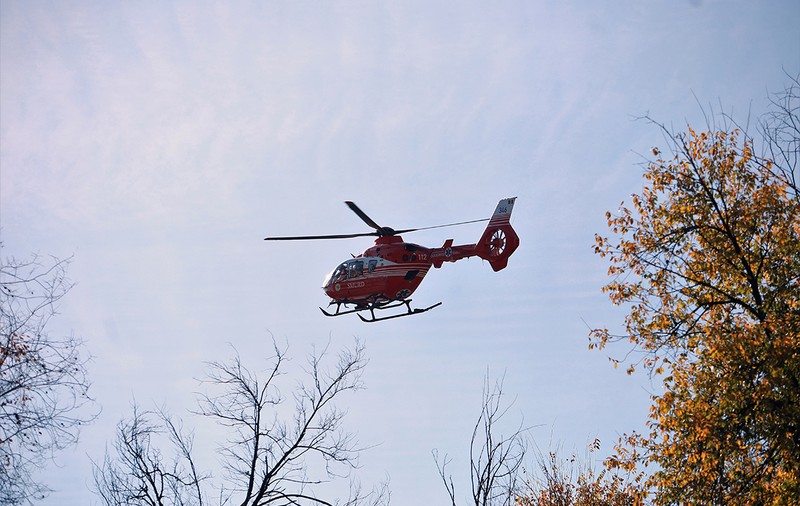 Tânăr de 23 de ani din Vaslui, în stare gravă după ce și-a tăiat gâtul cu o drujbă. Victima, preluată de un elicopter SMURD din pădure