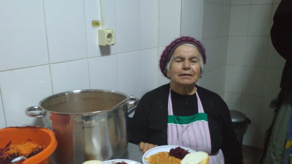O fostă asistentă gătește săptămânal pentru oamenii străzii, la 80 de ani