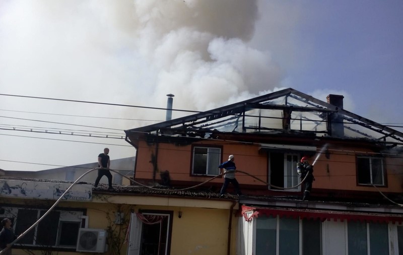 O pensiune restaurant din Vrancea a fost cuprinsă de flăcări. Invervenția pompierilor este extrem de dificilă/ FOTO