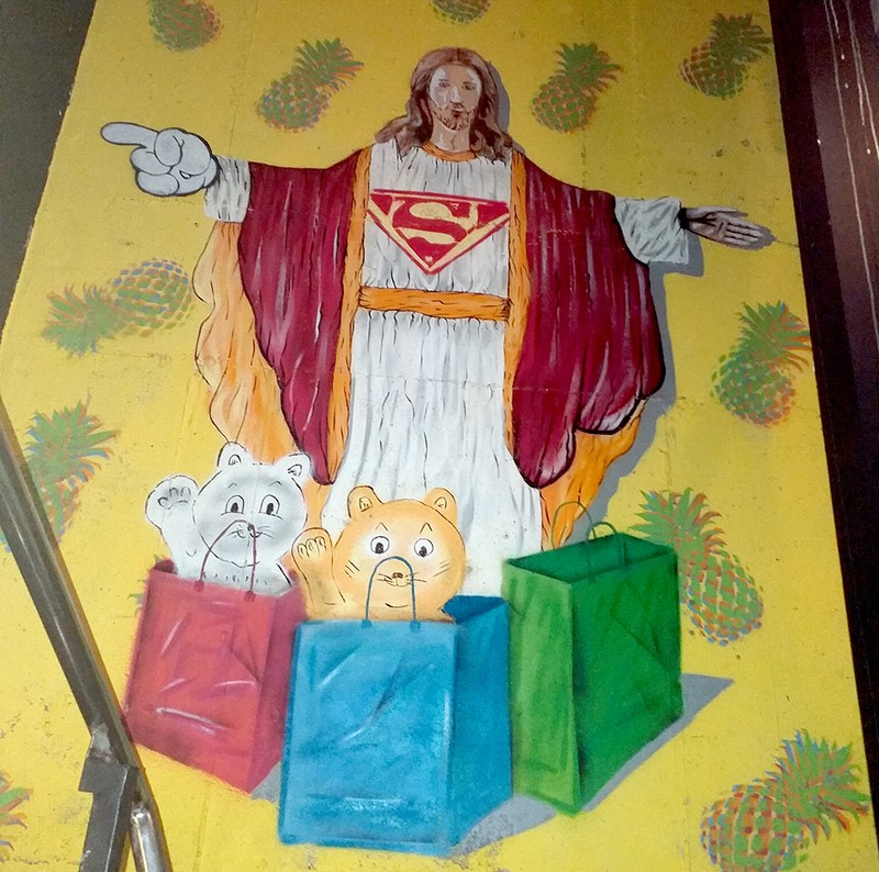 Iisus în veșmânt de Superman te întâmpină la intrare