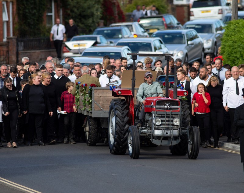 FOTO | "Regele Țiganilor" din Marea Britanie a fost condus pe ultimul drum de un tractor. Sute de oameni au asistat la funeralii