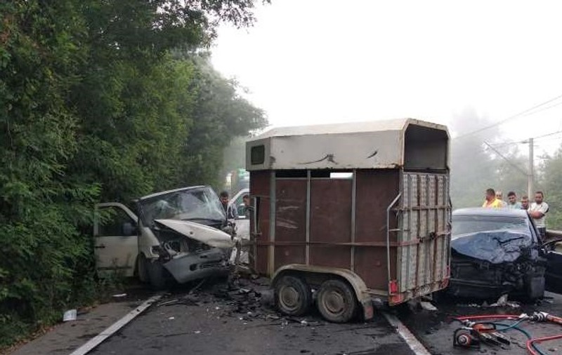 Accident grav pe DN 7. Un mort şi doi răniţi după ce un microbuz şi două maşini s-au ciocnit