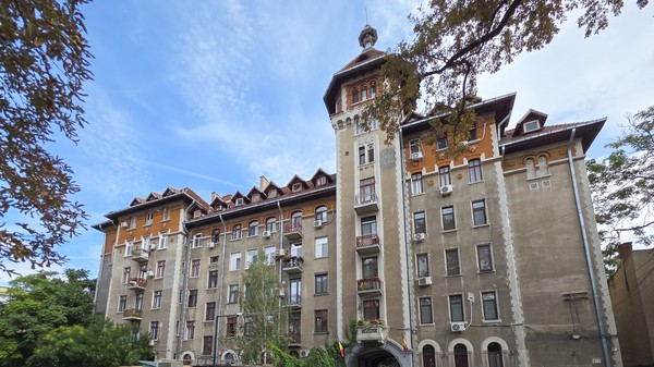 Blocul C.A.M. din Piața Lahovary