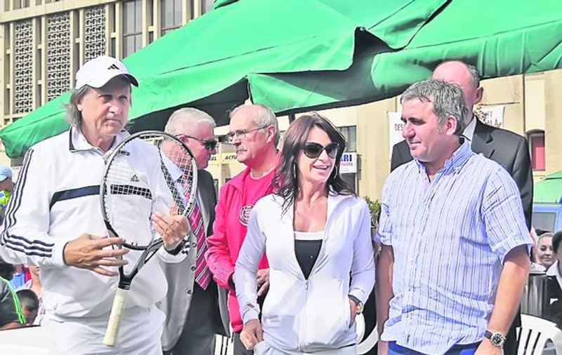 Nadia, Ilie Năstase şi Hagi, asaltaţi de fani la Piteşti