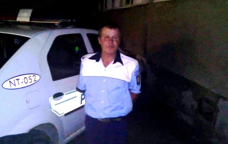 Un fals polițist care dirija circulația în Neamț, încătușat de adevărații polițiști. Era roșu în obraji de la băutură