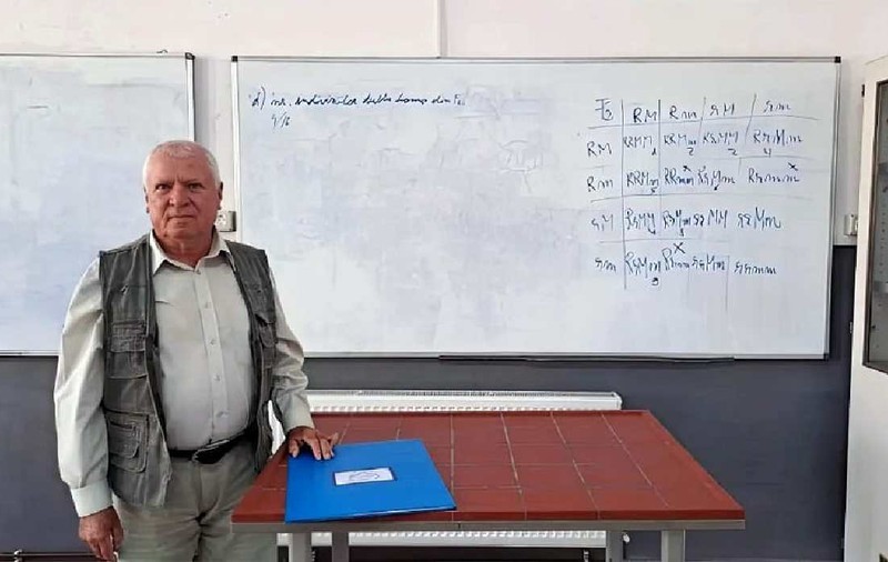 Un profesor de 80 de ani, care predă fizică în Alba, începe luni al 56-lea an școlar în fața elevilor