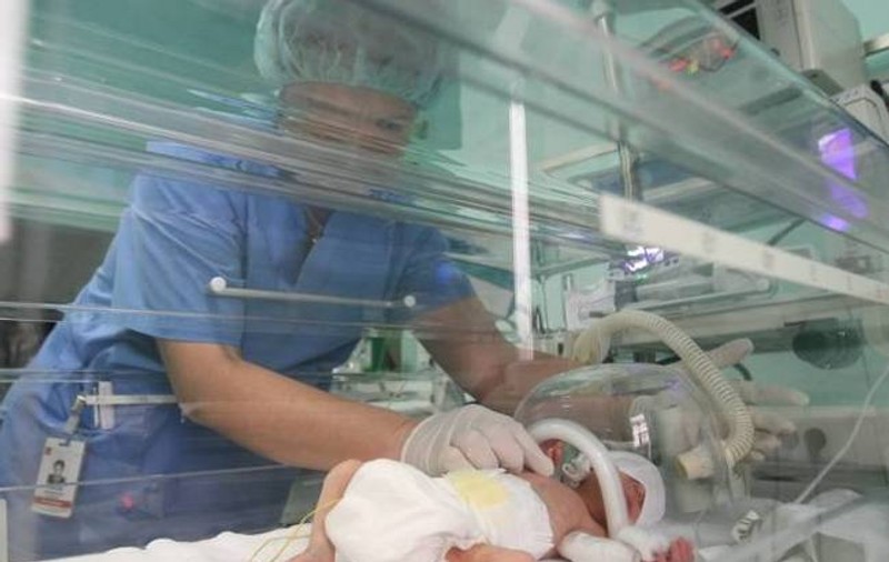 Caz ŞOCANT la Vaslui! Un bebeluş de 10 zile a fost GĂSIT MORT în casă!