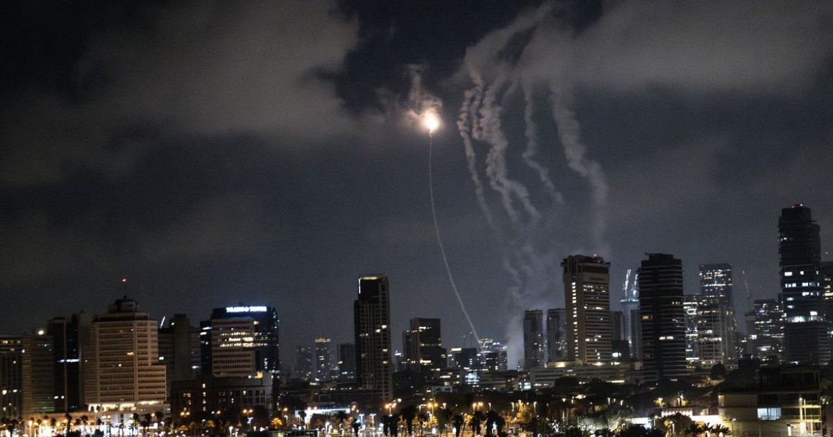 Imagini de noapte cu rachete ale Iranului asupra Israelului, se vad cladiri din Tel Aviv, ca dâre luminoase pe cer, Israel, 17 iunie