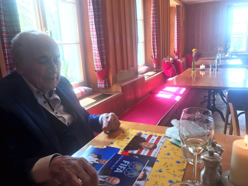 Joseph Blatter are 86 de ani. Aici se pregătește să ofere câteva autografe.