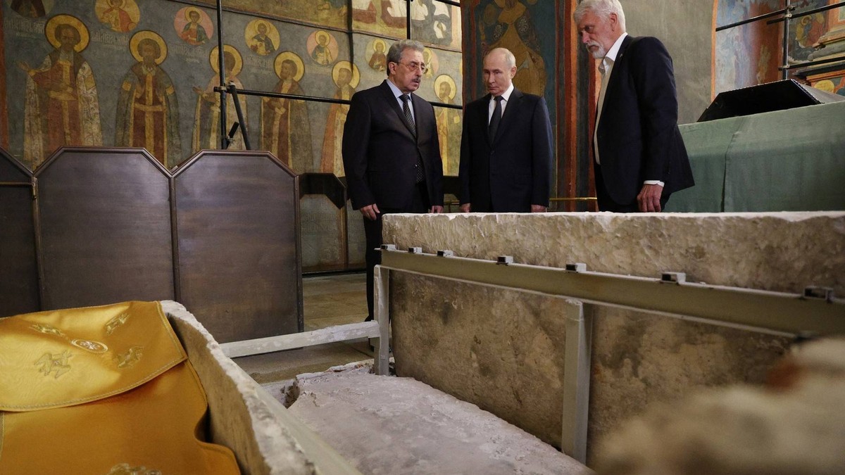 Vladimir Putin, în vizită la Catedrala Arhanghelului pentru a vedea sarcofagul atribuit cneazului Dmitri Donskoi Foto: Profimedia