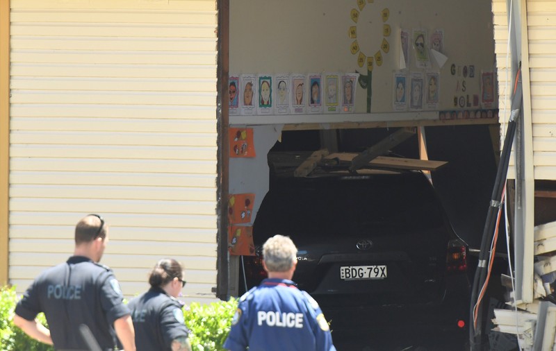 FOTO | Doi copii au murit, după ce o femeie a intrat cu mașina într-o școală din Sydney