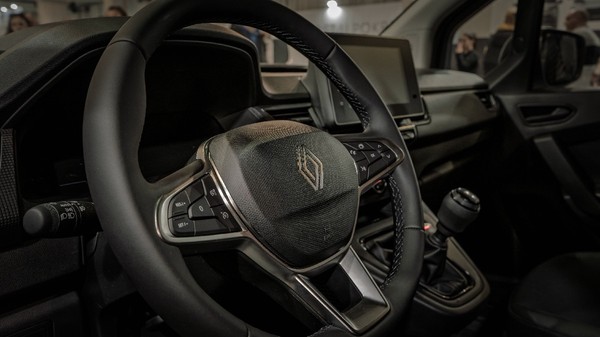 Vedere interioară a unui volan Renault cu logo-ul companiei