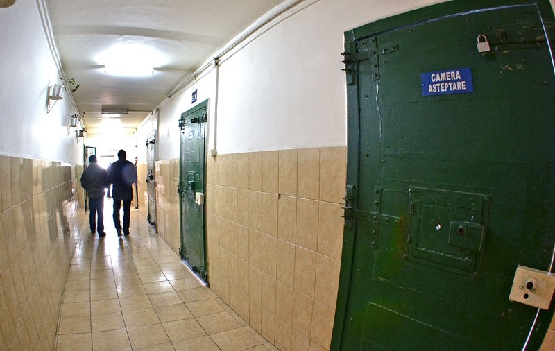 În timp ce 75% dintre deținuții din penitenciare s-au vaccinat, gardienii abia au ajuns la 43%. „Ei n-au atâta acces la campania de dezinformare”
