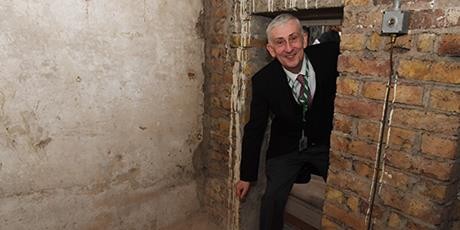 Sir Lindsay Hoyle, purtătorul de cuvânt al Camerei Comunelor, la intrarea în pasajul secret/ Foto: Parlamentul britanic