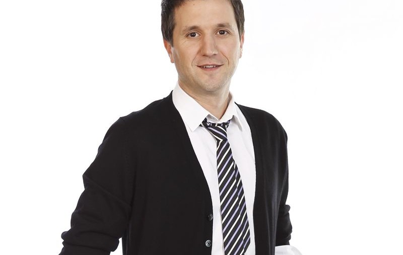 Andi Moisescu a VÂNDUT ziare la METROU, în tinerețe. Află cum a reușit să scoată bani din afacere și cum a ajuns să fie cunoscut!