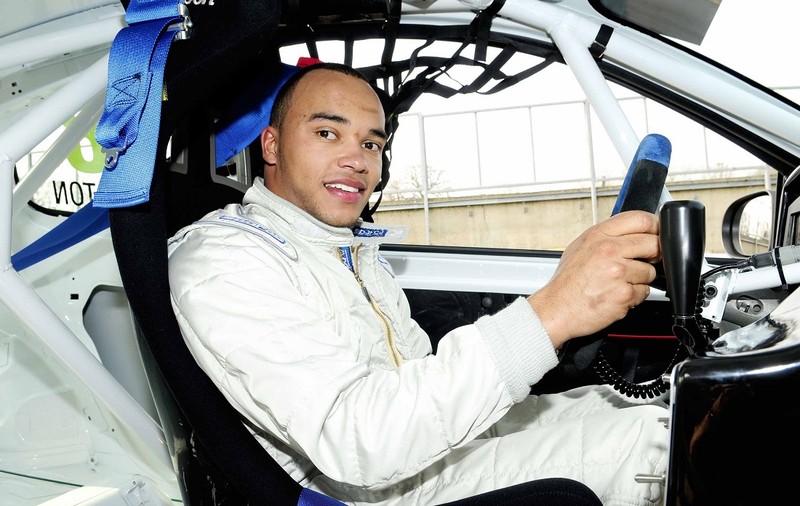 Povestea emoționantă a fratelui lui Lewis Hamilton. Cum a devenit Nicolas pilot de curse, deși suferă de o boală gravă